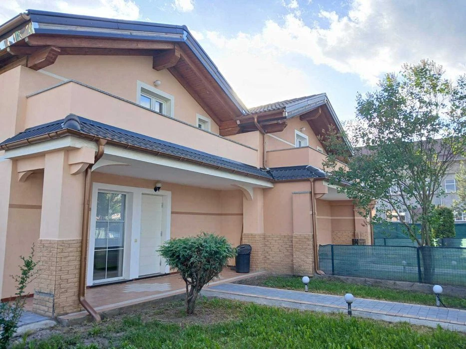 Townhouse for sale with renovation, furniture and appliances.