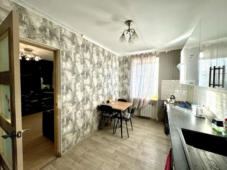 Продаж 3 кімнатної квартири, 1-а лінія , район Колос