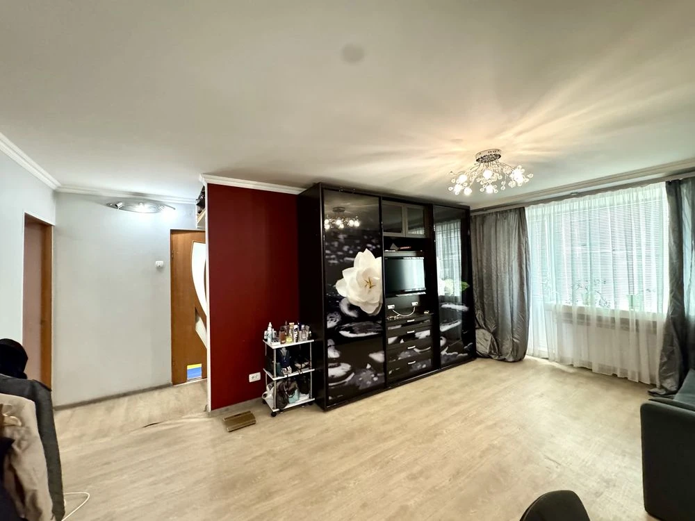 Продаж 3 кімнатної квартири, 1-а лінія , район Колос