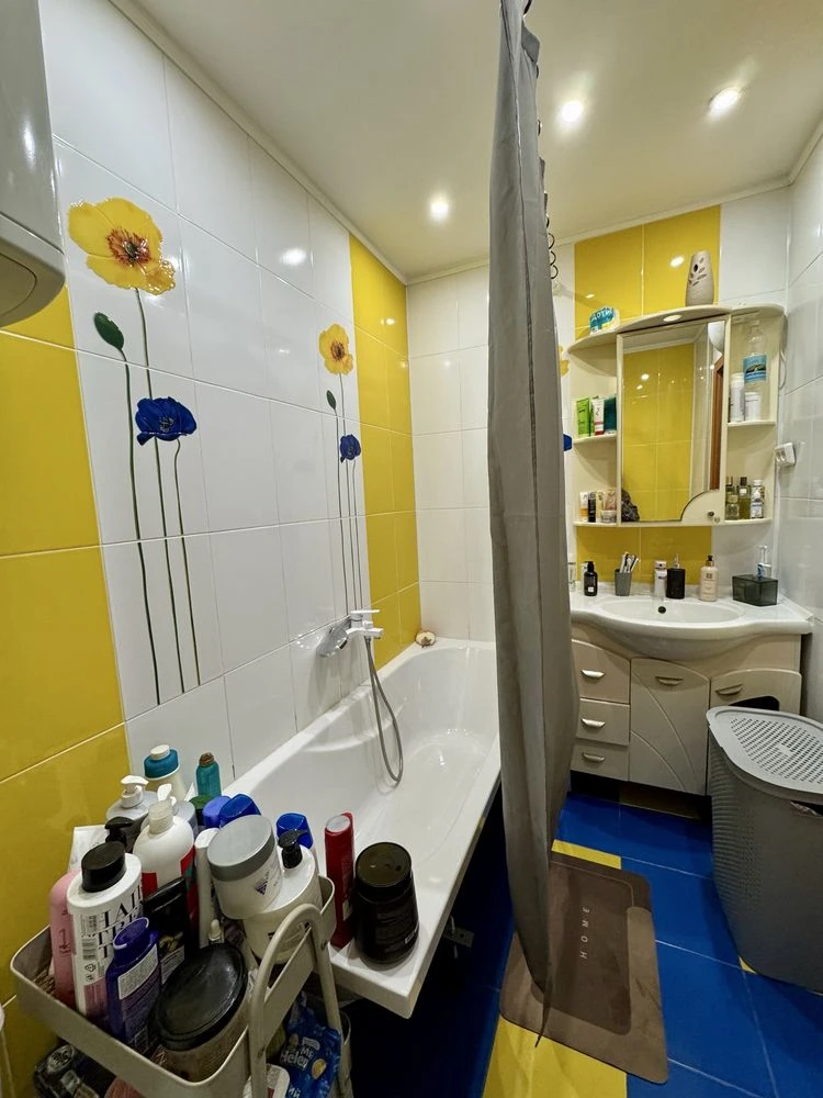 Продаж 3 кімнатної квартири, 1-а лінія , район Колос