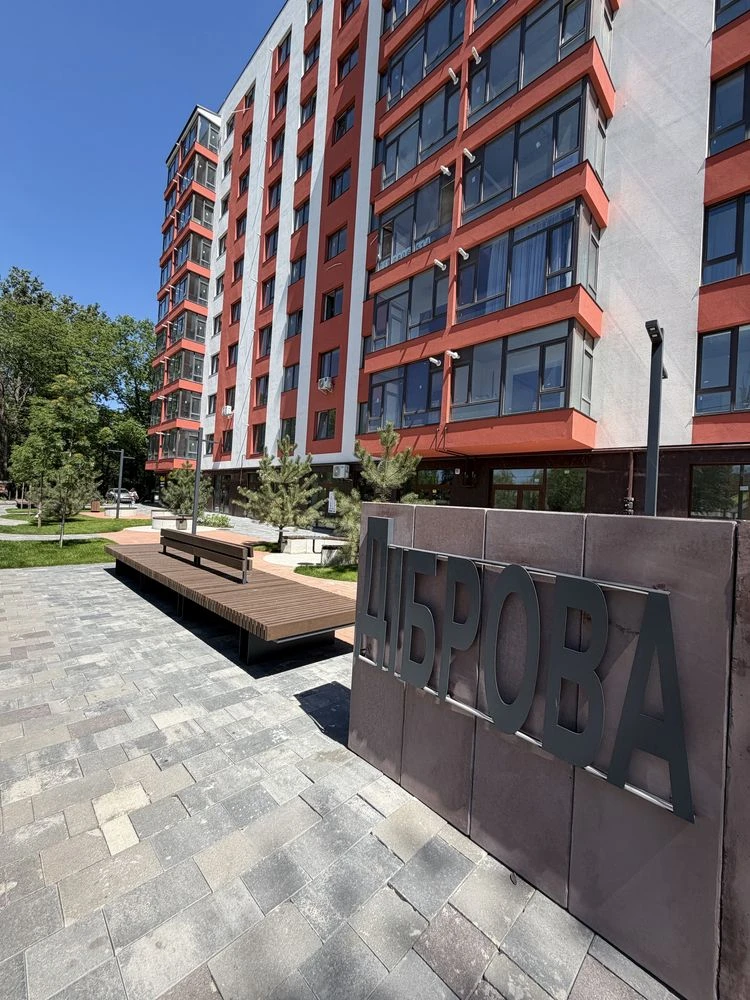 Простора квартира на 6 поверсі по вулиці Чорновола біля вход