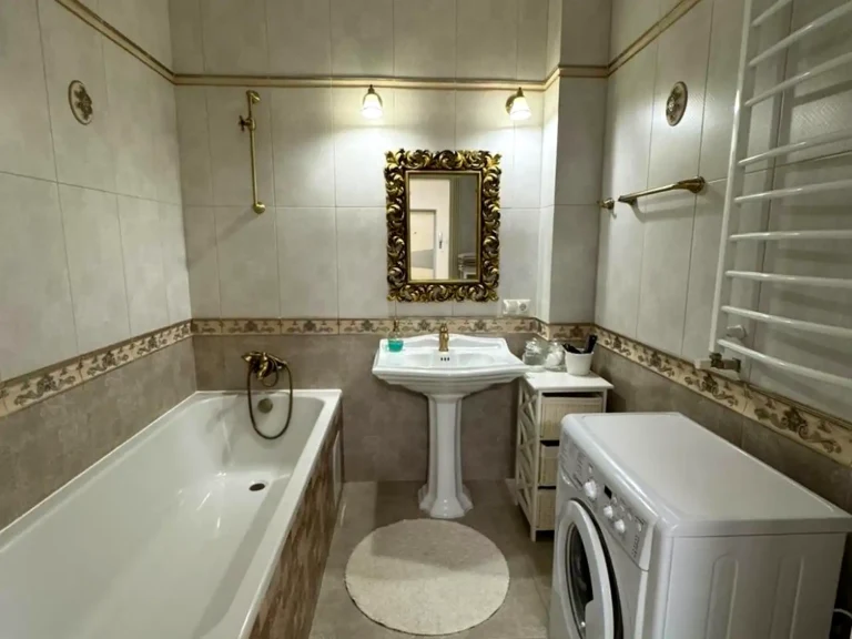 Оренда квартири 3-кімн. 110 м² 1/5 пов.
