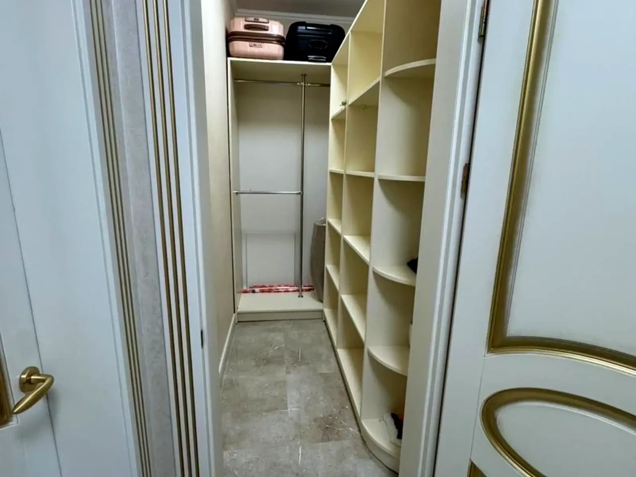 Оренда квартири 3-кімн. 110 м² 1/5 пов.