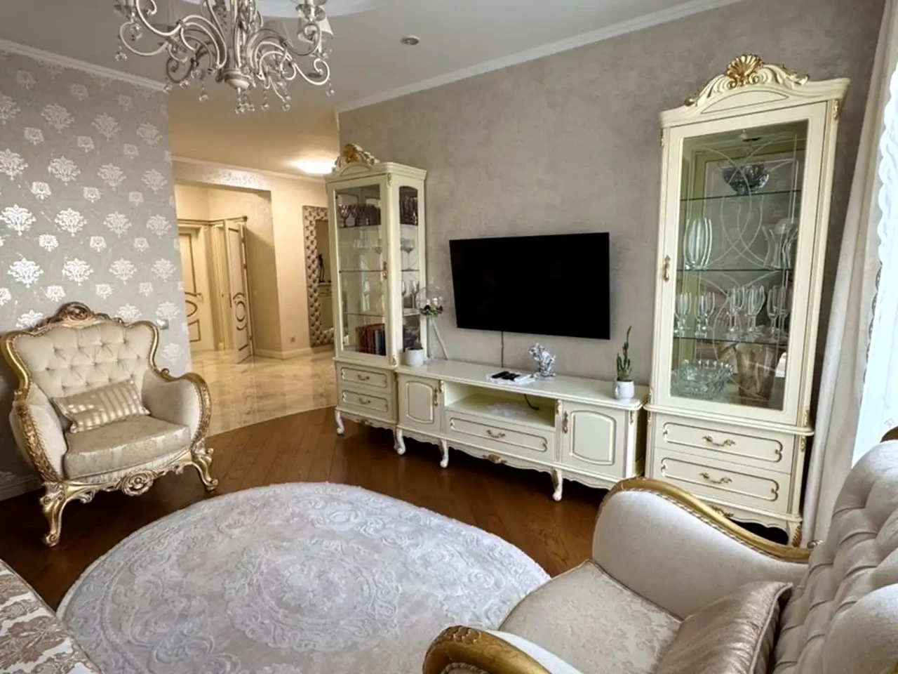 Оренда квартири 3-кімн. 110 м² 1/5 пов.