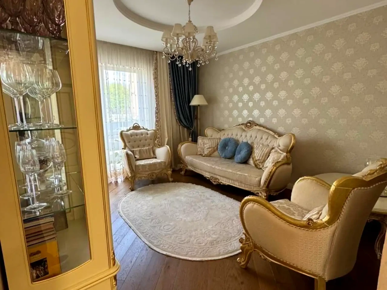 Оренда квартири 3-кімн. 110 м² 1/5 пов.