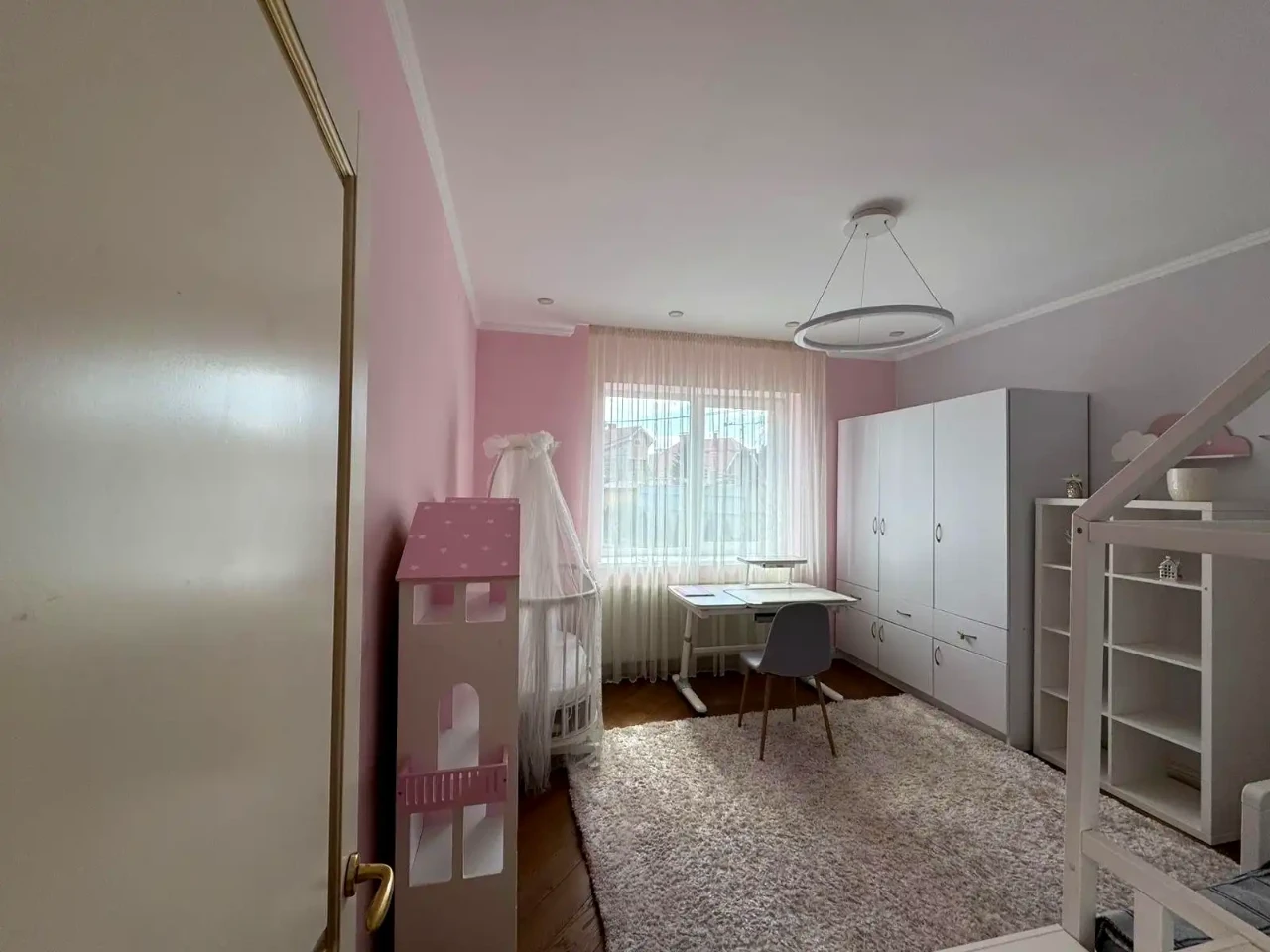 Оренда квартири 3-кімн. 110 м² 1/5 пов.