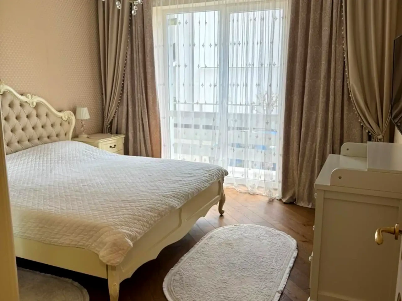 Оренда квартири 3-кімн. 110 м² 1/5 пов.
