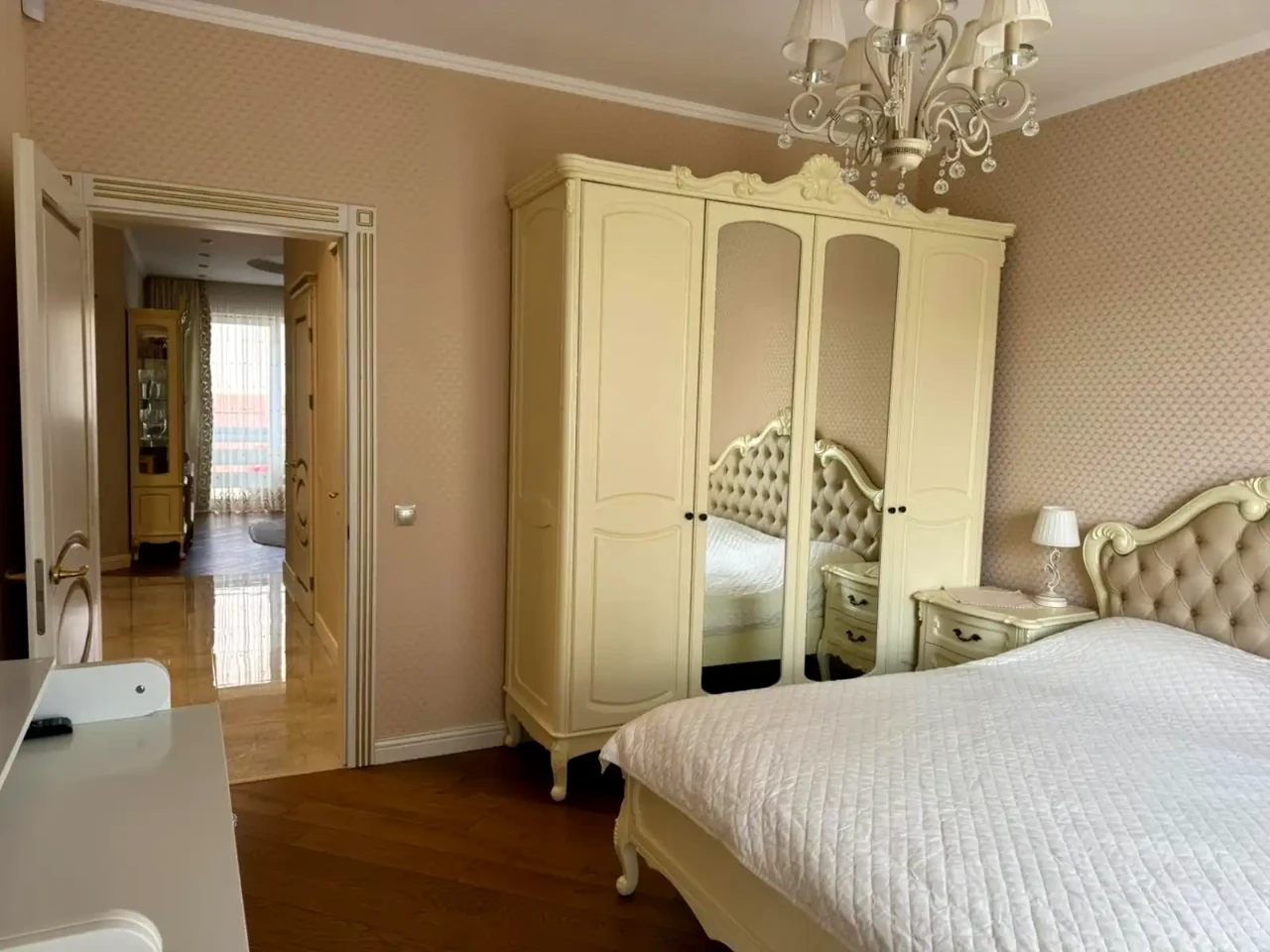 Оренда квартири 3-кімн. 110 м² 1/5 пов.