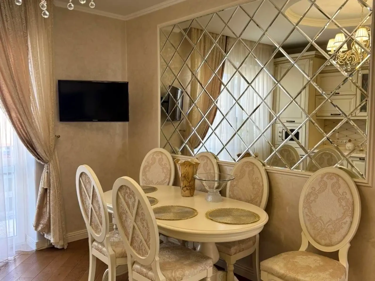 Оренда квартири 3-кімн. 110 м² 1/5 пов.