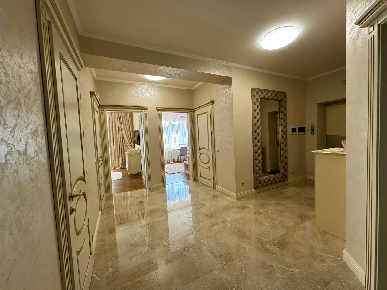 Оренда квартири 3-кімн. 110 м² 1/5 пов.