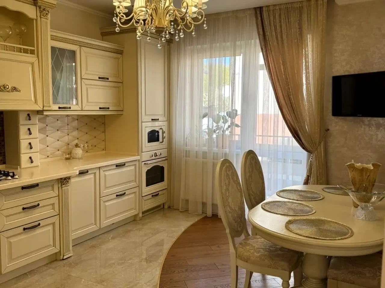 Оренда квартири 3-кімн. 110 м² 1/5 пов.