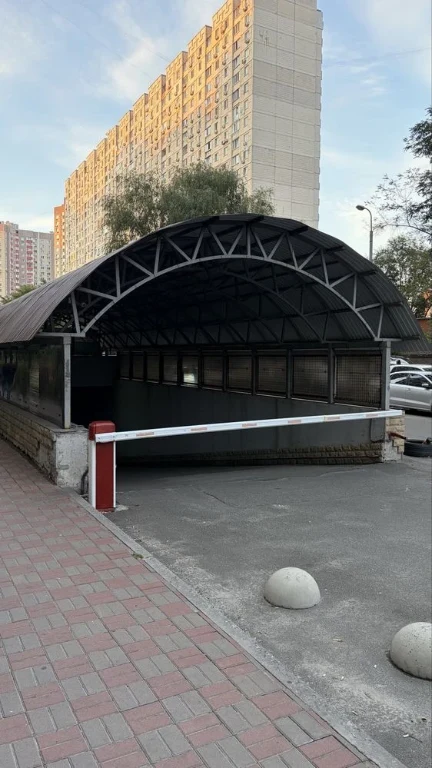 Паркомісце у підземному паркінгу