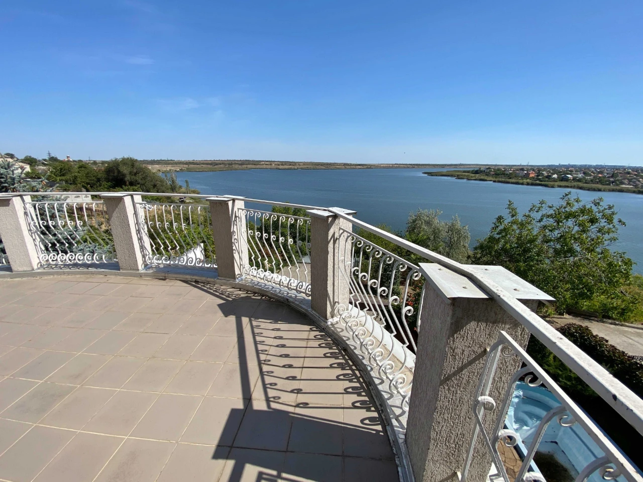 Продаж будинок 6 кімн/390м, тераса над рікою, два басейна, с