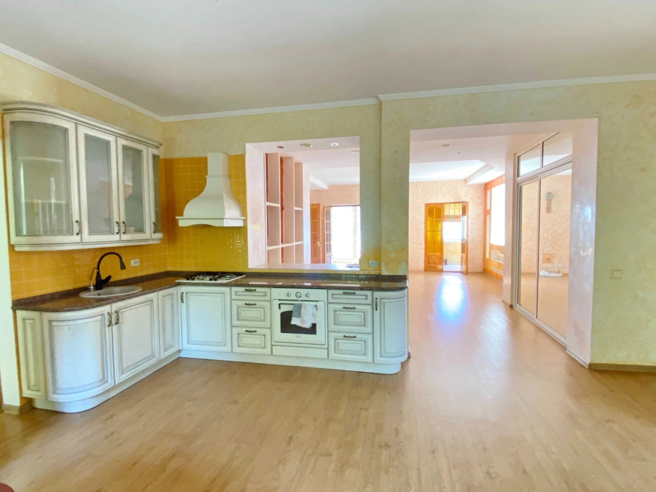 Продаж будинок 6 кімн/390м, тераса над рікою, два басейна, с