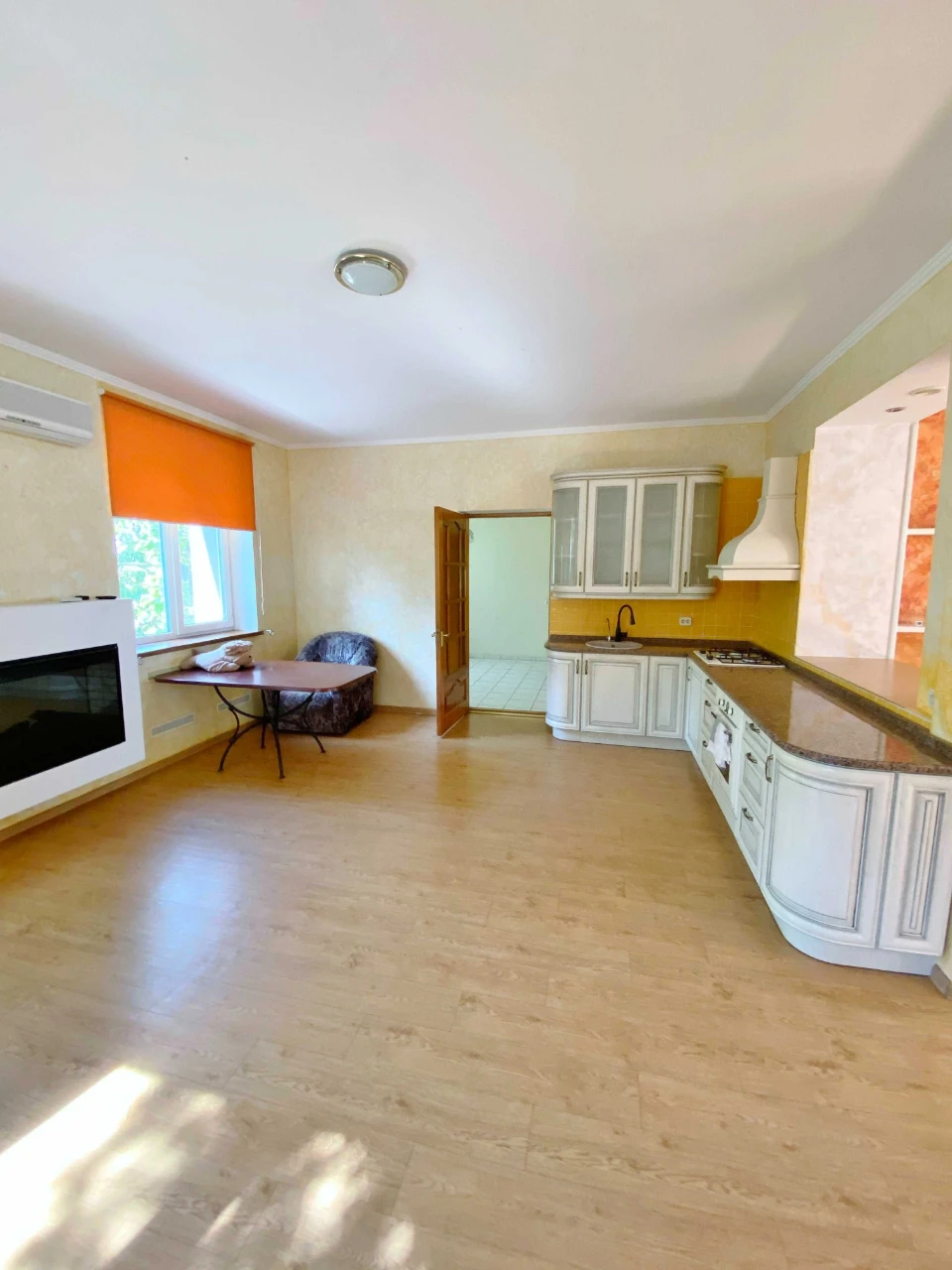 Продаж будинок 6 кімн/390м, тераса над рікою, два басейна, с