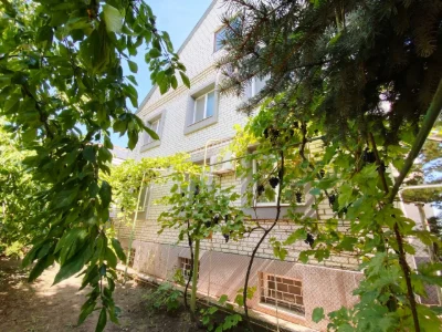 Продаж будинок 6 кімн/390м, тераса над рікою, два басейна, с