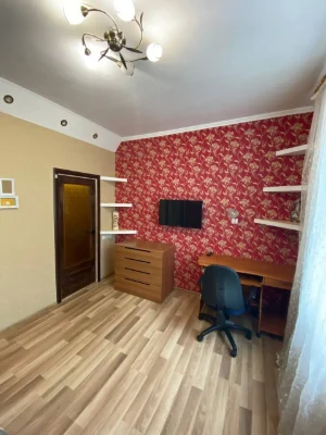 2 х комн. квартира  , крепкий дом .  Рядом Слободской рынок