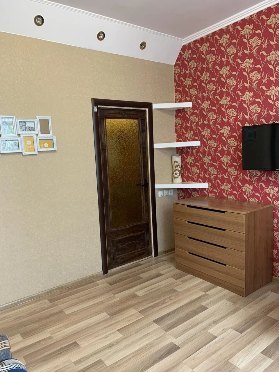 2 х комн. квартира  , крепкий дом .  Рядом Слободской рынок