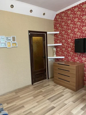 2 х комн. квартира  , крепкий дом .  Рядом Слободской рынок