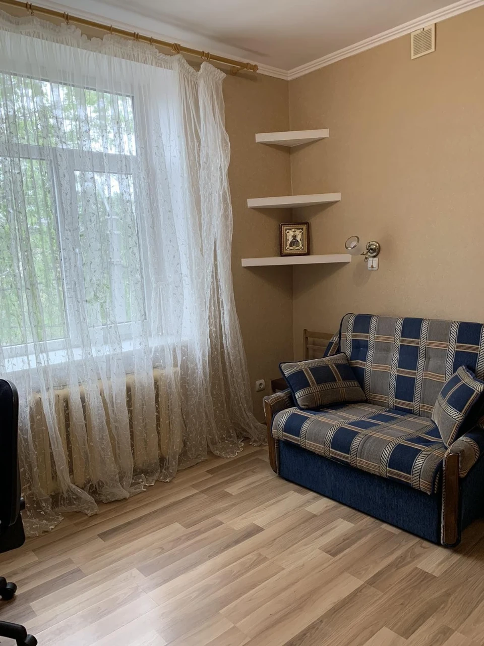 2 х комн. квартира  , крепкий дом .  Рядом Слободской рынок