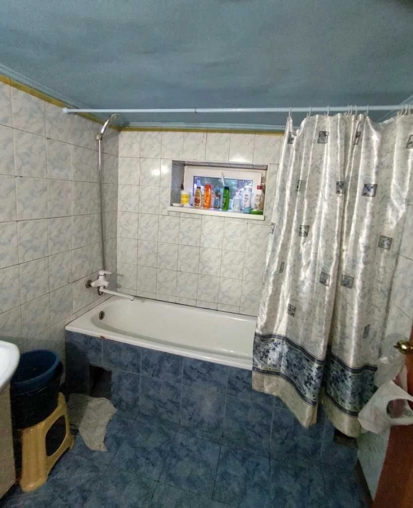 Продається будинок із земельною ділянкою