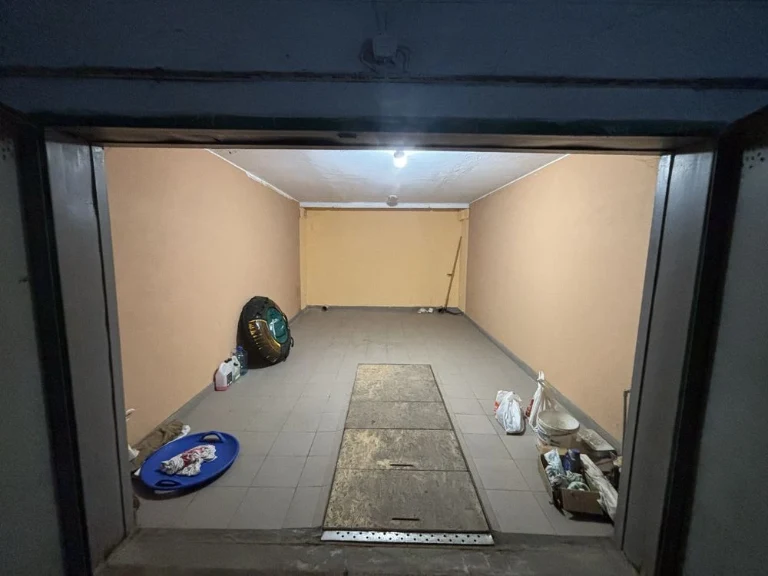 Напівпідземний гараж. Цілодобова охорона.