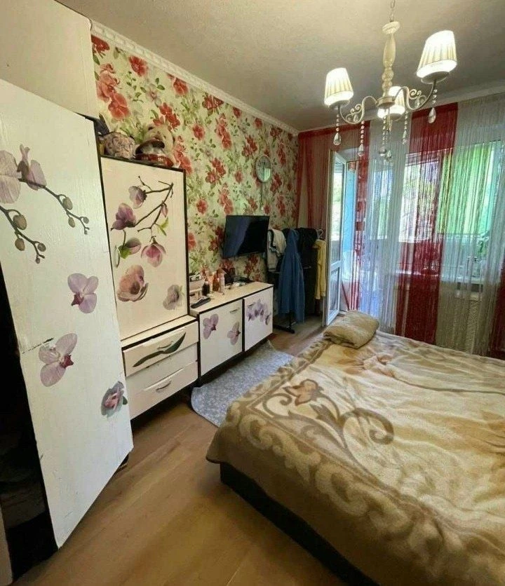 Продам двосторонну, 3 кімнатну квартиру. Таїрова.Кімнати окр
