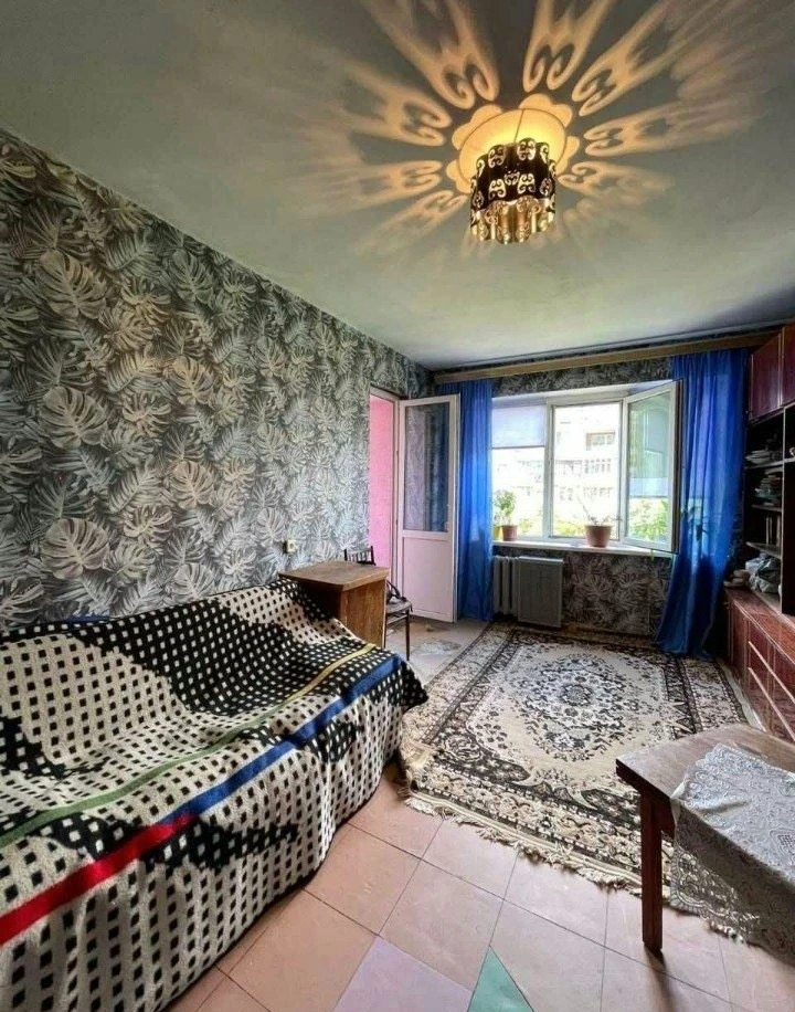 Продам двосторонну, 3 кімнатну квартиру. Таїрова.Кімнати окр