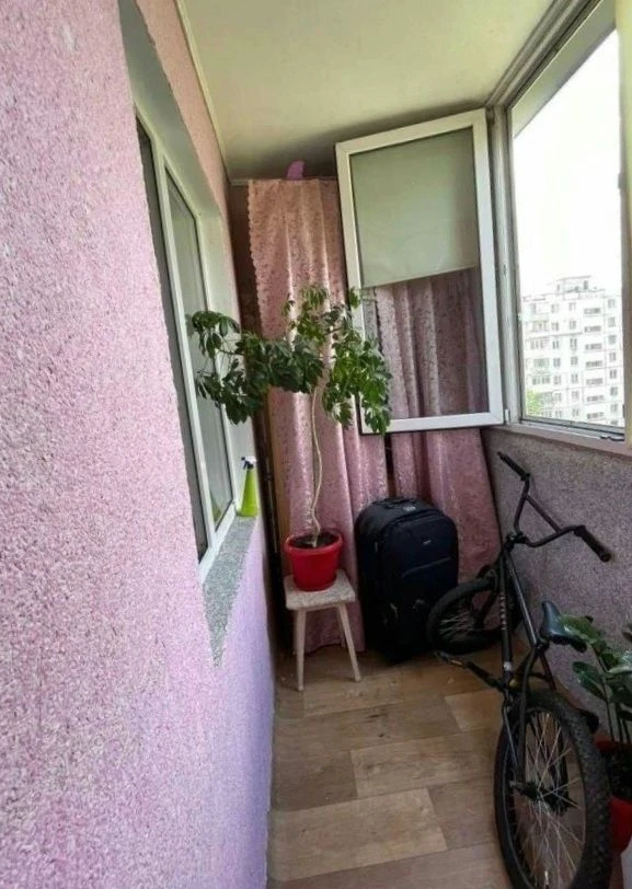 Продам двосторонну, 3 кімнатну квартиру. Таїрова.Кімнати окр