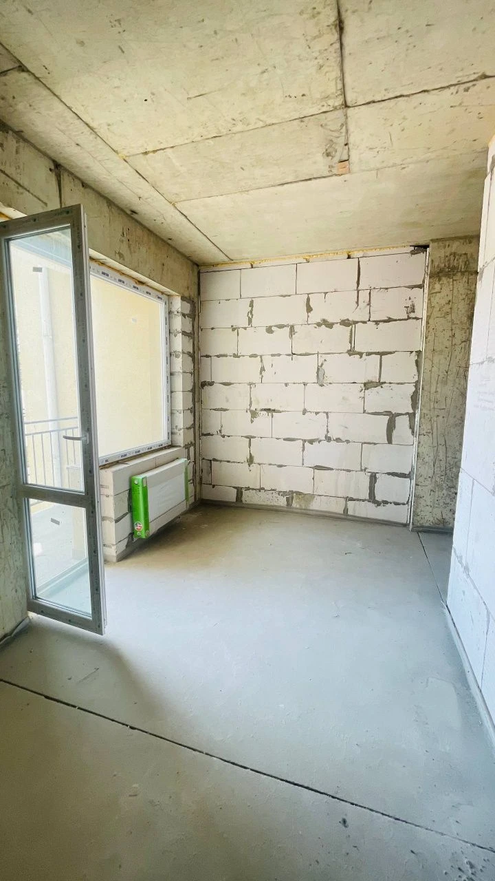 Продам терміново новобудову з балконом