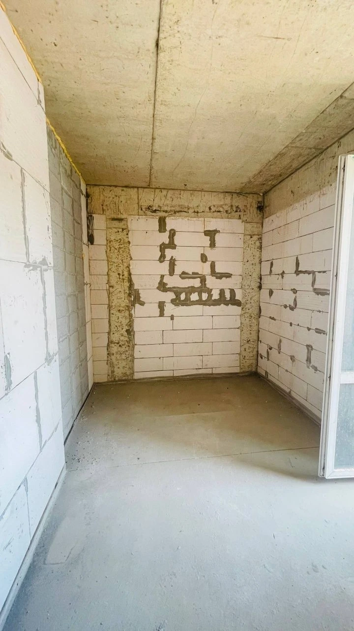 Продам терміново новобудову з балконом