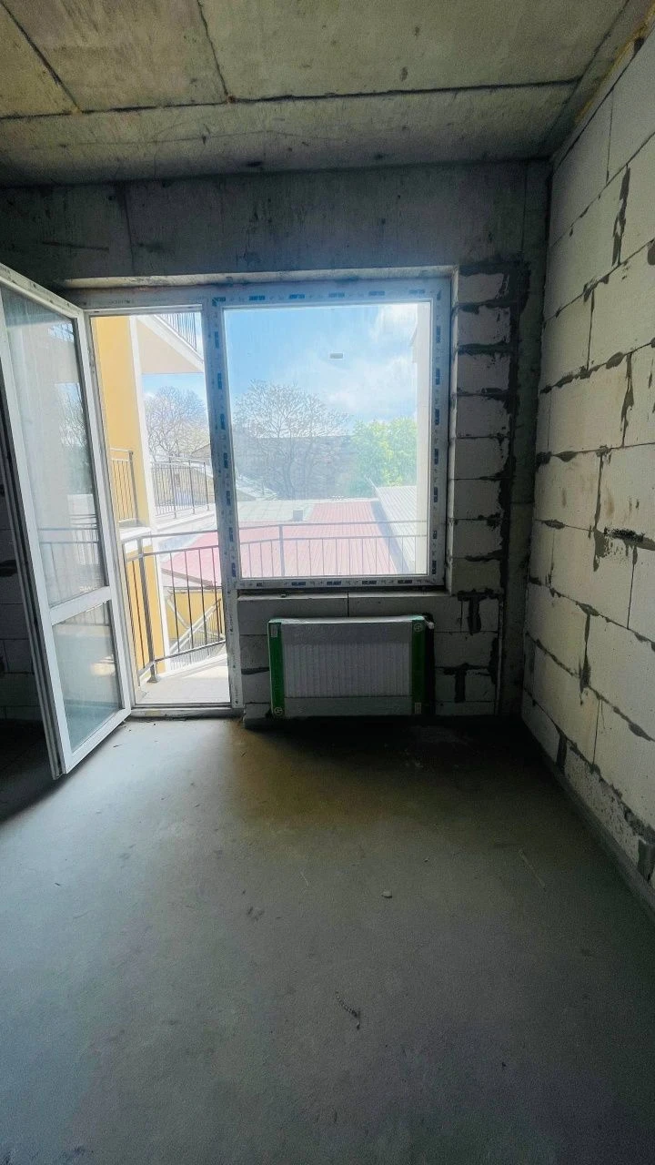 Продам терміново новобудову з балконом