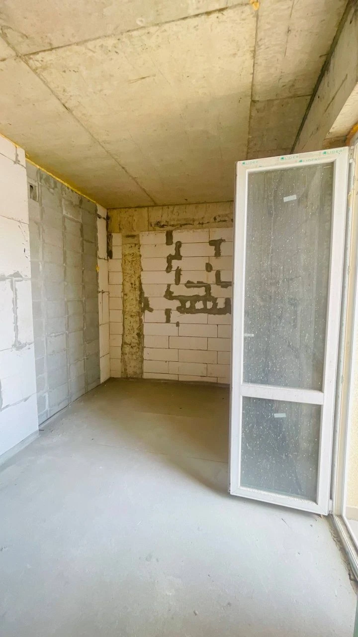 Продам терміново новобудову з балконом