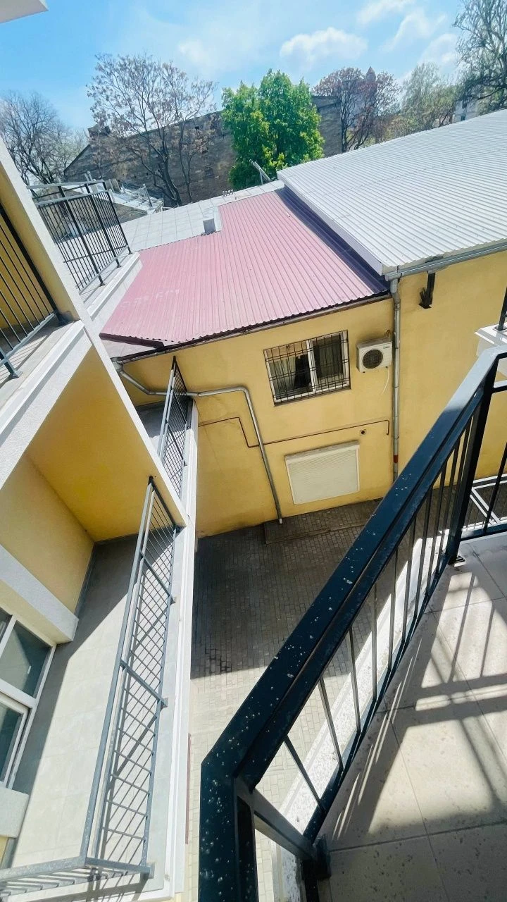 Продам терміново новобудову з балконом