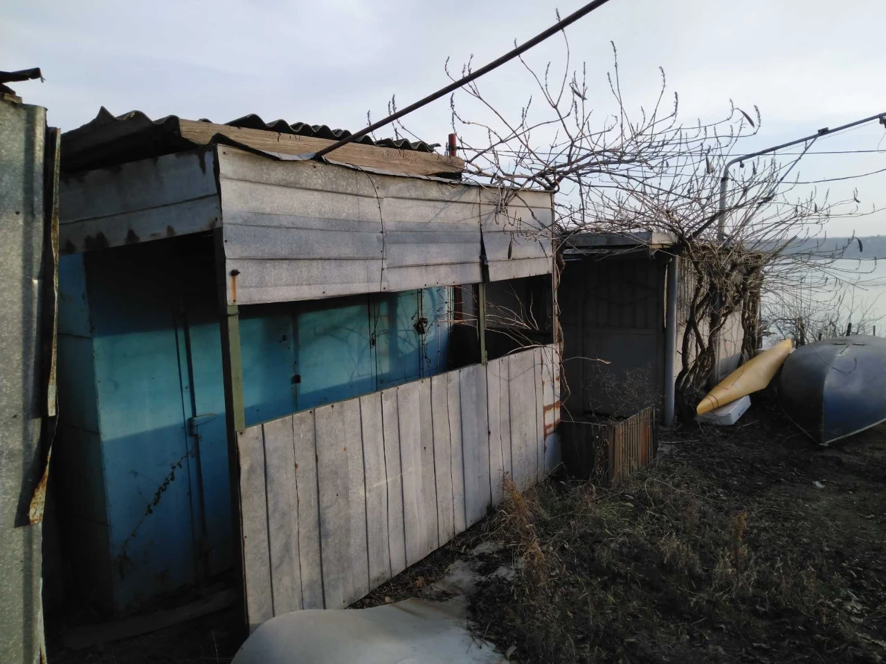 5-й Причал, 2 места у воды со строениями. Живописно, удобно