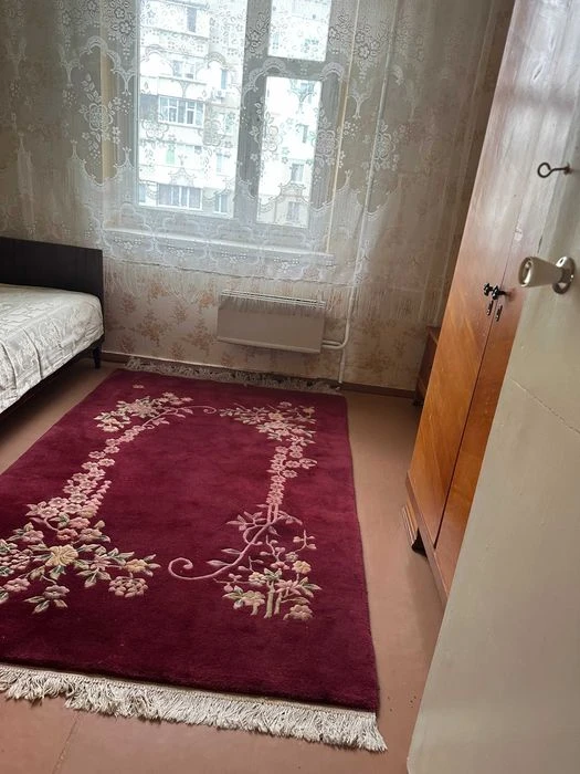 Левада продам 4 кімнатну квартиру великоі площі.