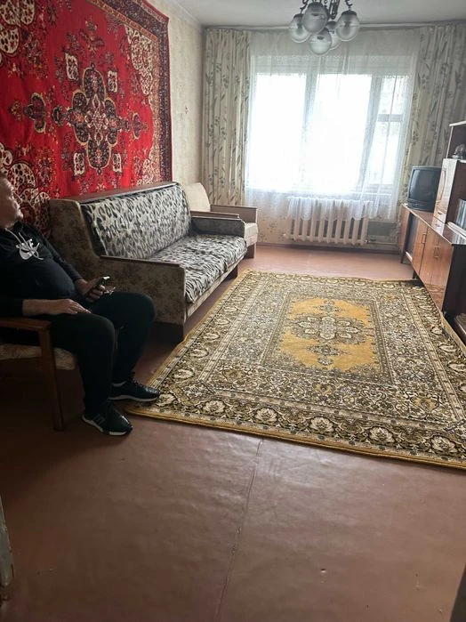 Левада продам 4 кімнатну квартиру великоі площі.