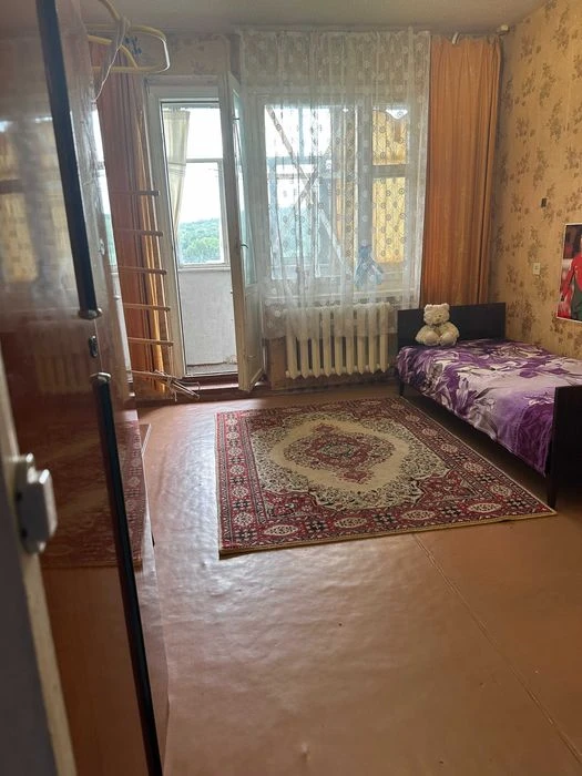 Левада продам 4 кімнатну квартиру великоі площі.