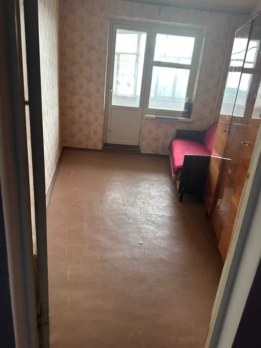 Левада продам 4 кімнатну квартиру великоі площі.