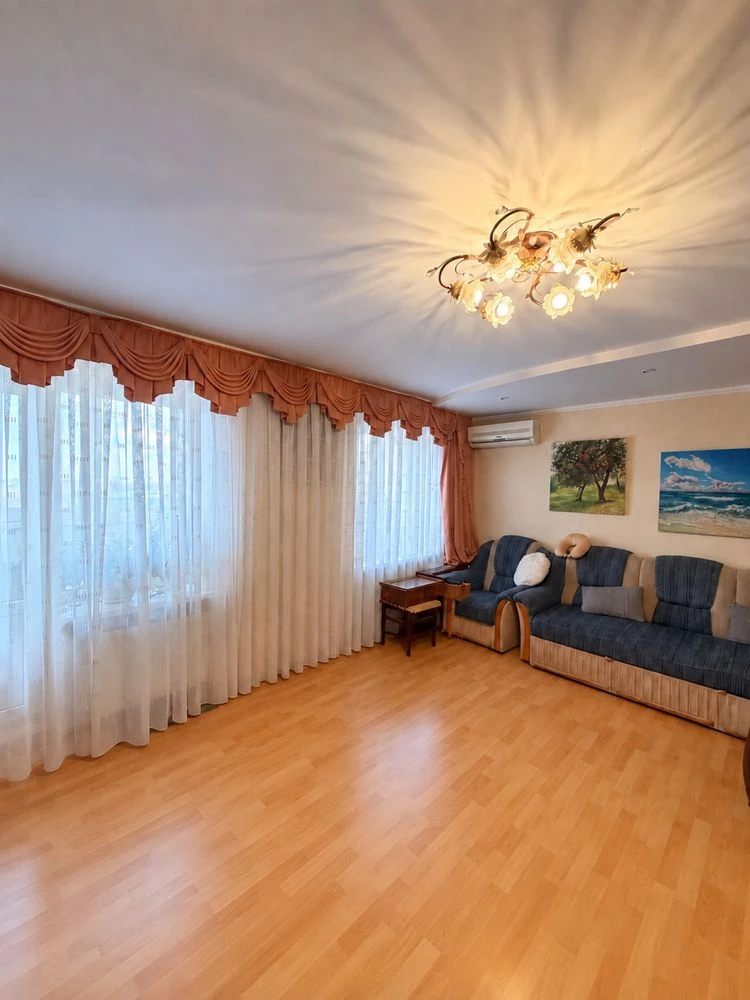 Продаж 3-х кімнатна квартира. Індивідуальне газове опал