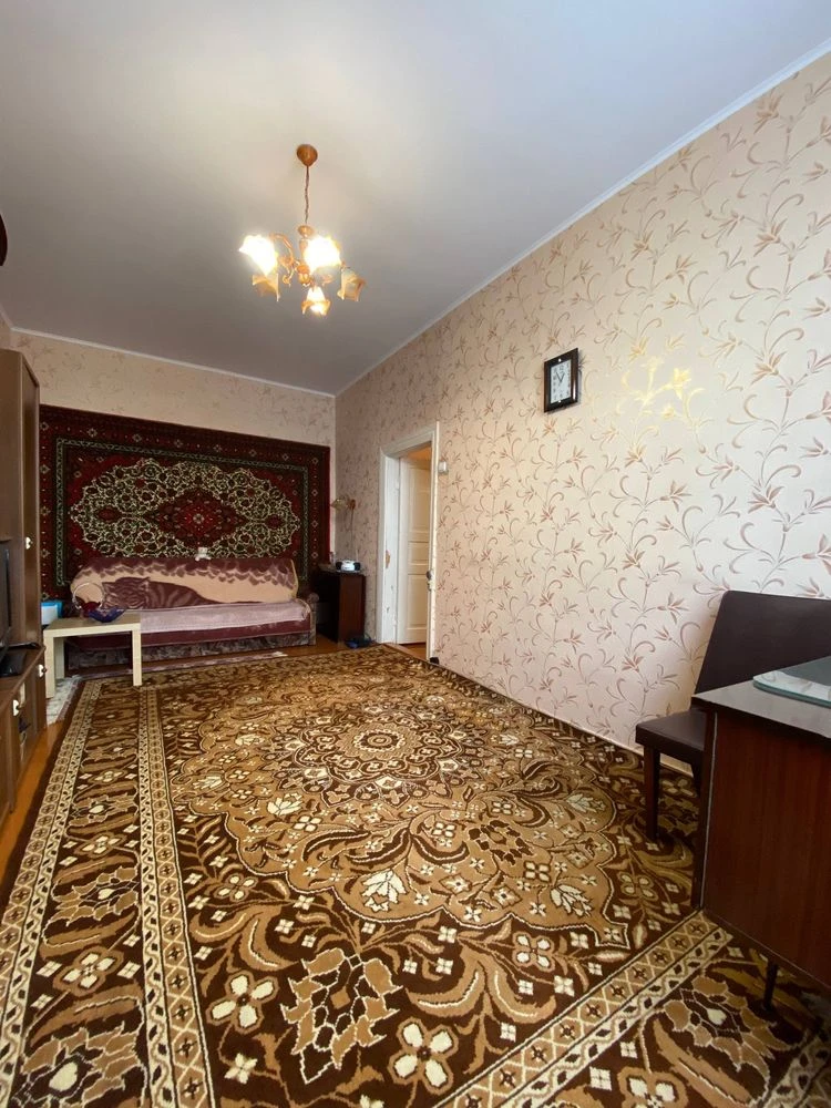 Продам  доглянуту та простору 1 кім. 1/2 цегла ( Круг)