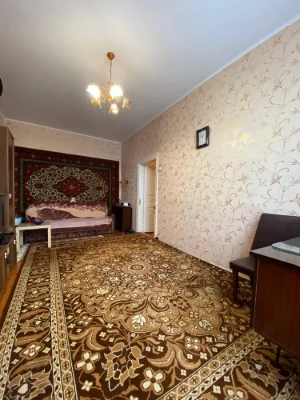 Продам  доглянуту та простору 1 кім. 1/2 цегла ( Круг)