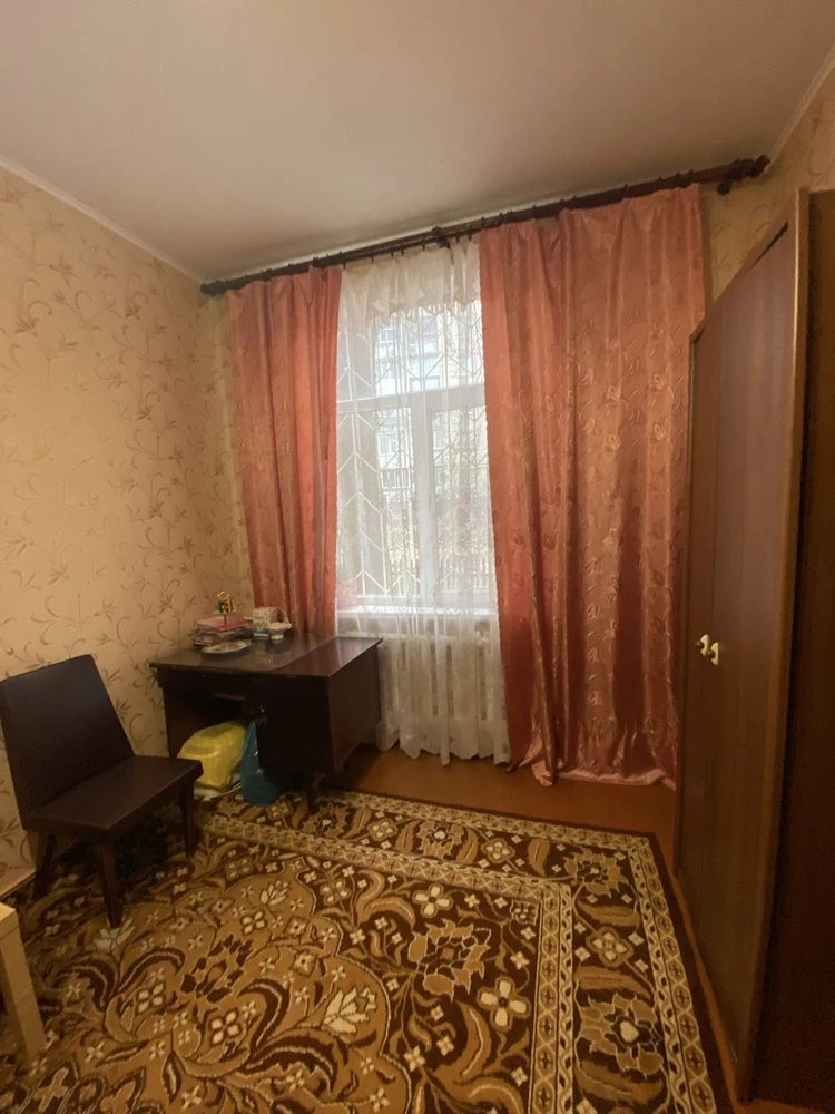 Продам  доглянуту та простору 1 кім. 1/2 цегла ( Круг)