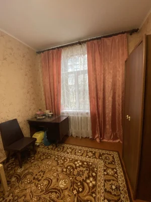 Продам  доглянуту та простору 1 кім. 1/2 цегла ( Круг)