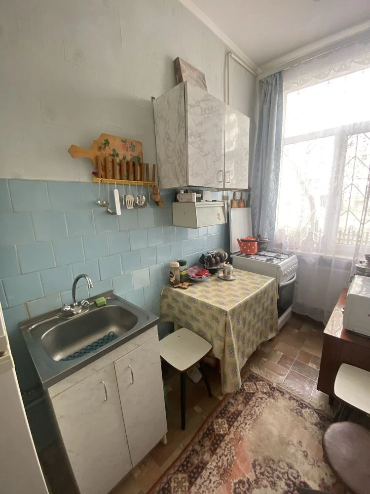 Продам  доглянуту та простору 1 кім. 1/2 цегла ( Круг)