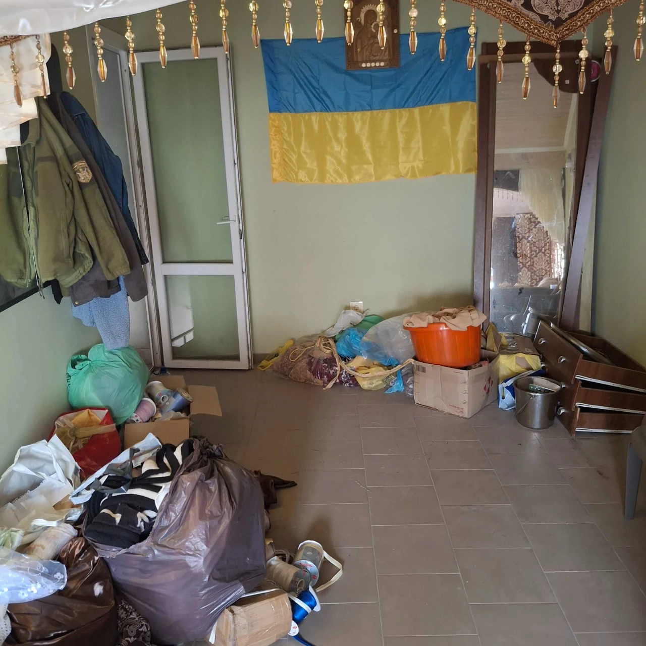 Продам гараж біля унвверсаму три поверхи