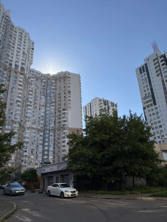 Продам паркінг Позняки Срібнокільська 1