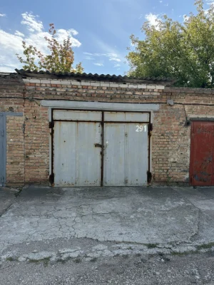 Гараж біля оптового овочевого ринку