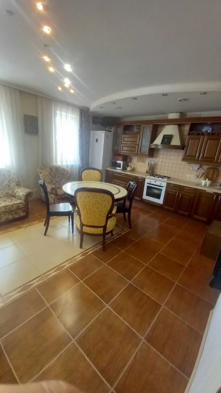 Центр, Площа Поезії! Простора 2к.кв. 88м² з кухнею-студією (