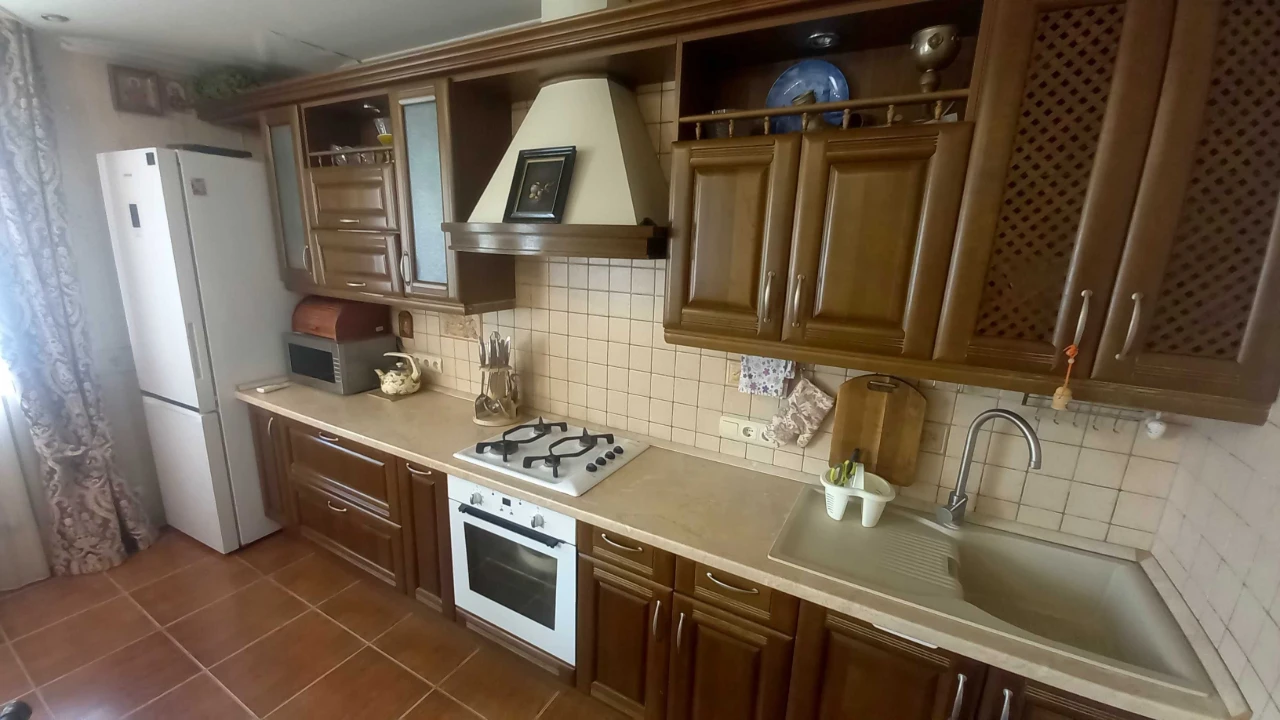 Центр, Площа Поезії! Простора 2к.кв. 88м² з кухнею-студією (